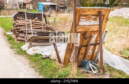 Massengutmüll-Tageskonzept, altes Holz, verschiedene Müllgegenstände, die auf einer Straße für die Sammlung von Massengutmüll gelegt werden Stockfoto