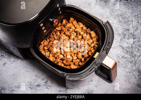 Herstellung von hausgemachten Croutons in der Fritteuse unter Verwendung von Resten Stockfoto