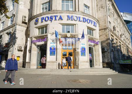 Chisinau, Moldawien. Oktober 2024. Außenansicht des zentralen Postamtes im Stadtzentrum Stockfoto