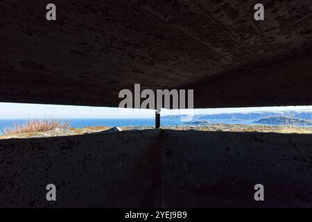 Blick aus dem Inneren der alten deutschen Bunker aus dem 2. Weltkrieg in Veidnes bei klarem blauem Himmel im Sommer, Kongsfjord, Norwegen. Stockfoto