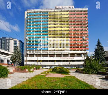 Chisinau, Moldawien. Oktober 2024. Panoramablick auf das ehemalige National Hotel im Stadtzentrum Stockfoto