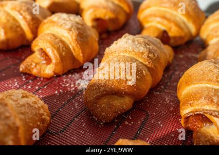 Croissants oder Bagels mit Marmelade in der Produktionshalle. Mini-Bäckerei, süßes Gebäck. Hochwertige Fotos Stockfoto