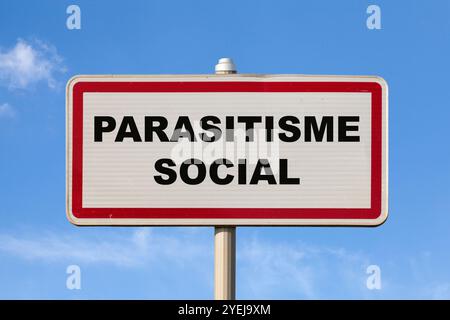 Ein französisches Einreisezeichen vor blauem Himmel mit in der Mitte geschrieben in französischer Sprache „Parasitisme Social“, was im Englischen „sozialer Parasitismus“ bedeutet. Stockfoto