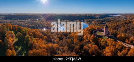 Aus der Vogelperspektive auf das Schloss Turaida und den Fluss Gauja im Herbst von Sigulda Stockfoto