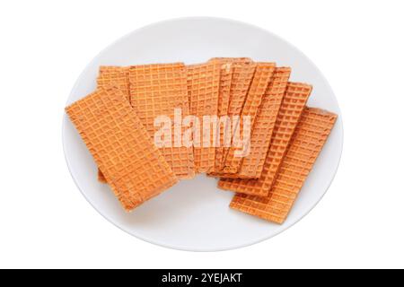 Waffeln mit Schokoladenüberzug. Waffeln auf Keramikplatte. Belgisches Dessert. Isolieren auf weißem Hintergrund. Stockfoto