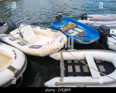 Mehrere RIB-Boote vertäuten an einem Kai, einige mit Außenbordmotoren Stockfoto