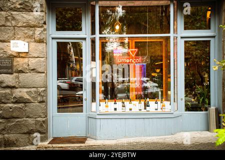 Jerewan, Armenien - 19. oktober 2024: Eingang berühmtes Café Lumen Coffee 1936. Besonderes berühmtes altes Café in Jerewan Stadt. Kaffeekultur kaukasus Stockfoto