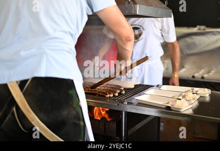 ++ THEMENBILD ++ Illustration zum Thema Zoll / Kirchtag / Altaussee Kiritag / Tracht / Essen & Trinken am Kiritag, aufgenommen am 1. September 2024 in Altausee, Österreich. Braten von Würstchen über offenem Feuer - 20240901 PD34397 Stockfoto