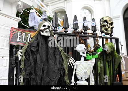 London, Großbritannien. 30. Oktober 2024. Die Bewohner stellen ihre Halloween-Dekorationen in London auf, mit spektakulären gruseligen Eingängen. (Kreditbild: © Laura Chiesa/Pacific Press via ZUMA Press Wire) NUR REDAKTIONELLE VERWENDUNG! Nicht für kommerzielle ZWECKE! Stockfoto