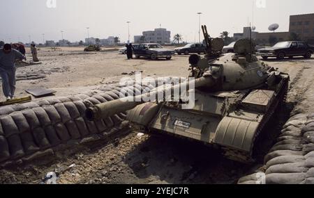 Erster Golfkrieg: 10. März 1991 ein verlassener irakischer chinesischer Panzer Typ 69 in seiner sandsackigen Schutzhülle am Anjafa Beach in Kuwait City. Stockfoto