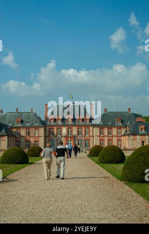 Choisiel, Frankreich - Gruppen von Menschen, Touristen, die das französische Denkmal besuchen, von hinten laufen, Chateau de Breteuil, Stockfoto