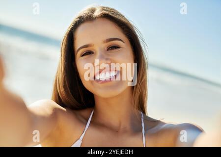 Frau, Porträt und Selfie am Strand für Urlaub, Urlaub und Sommerabenteuer oder Ozean im Freien. Touristen, Natur und Miami für Lächeln, Selbstvertrauen und Stockfoto