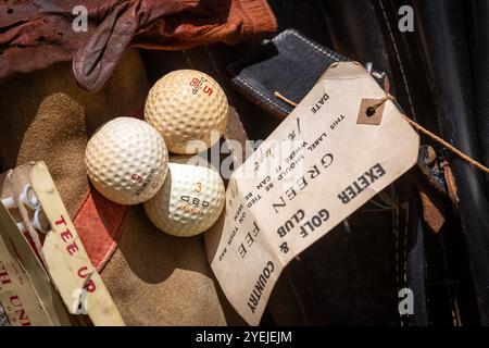 Vintage-Golfausrüstung, Hickory-Golfschläger X4 Gutty-Ära-Langnasen-Spielschläger Replicas Driver Löffel, mit Hickory-Schaft und Aschengriff, Wundbälle, Stockfoto