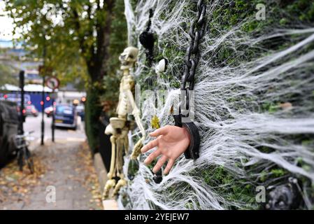 London, Großbritannien. 30. Oktober 2024. Die Bewohner stellen ihre Halloween-Dekorationen in London auf, mit spektakulären gruseligen Eingängen. (Kreditbild: © Laura Chiesa/Pacific Press via ZUMA Press Wire) NUR REDAKTIONELLE VERWENDUNG! Nicht für kommerzielle ZWECKE! Stockfoto