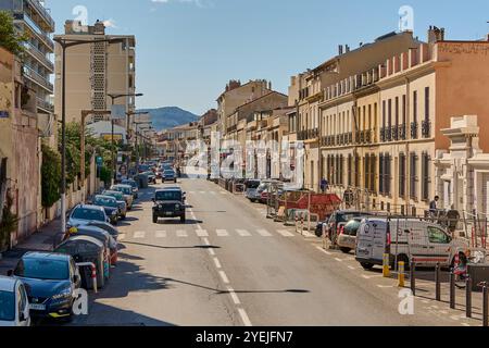 Marseille. Frankreich - 30. Oktober 2024: Dieses Bild zeigt die malerische Rue des P Cheurs in Marseille, Frankreich, im Sonnenlicht getaucht. Die charmante Straße Stockfoto