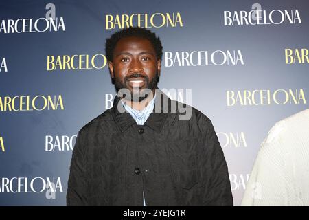 Aaron Shosanya nimmt an der Galaabende der Eröffnung von „Barcelona“ im Duke of York’s Theatre in London mit Lily Collins und Alvaro Morte Teil. Stockfoto