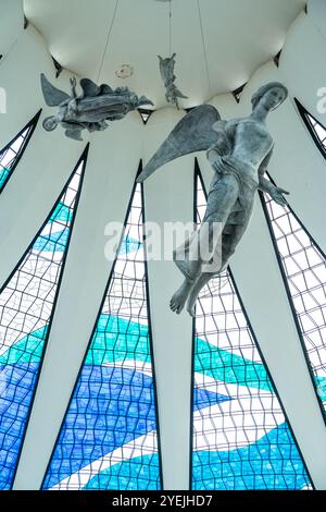 Gruppe von Engeln aus Metall, die an der Decke in der Kathedrale von Brasilia hängen Stockfoto