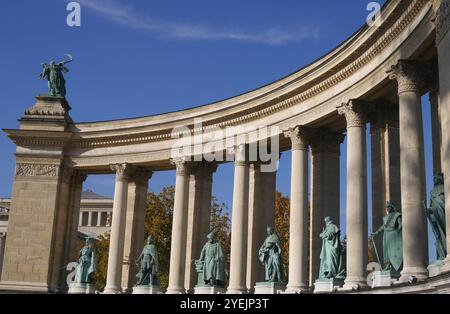 Statuen ungarischer Könige auf der Kolonnade des Millenniums-Monuments, Hosok tere (Heldenplatz), Budapest, Ungarn Stockfoto