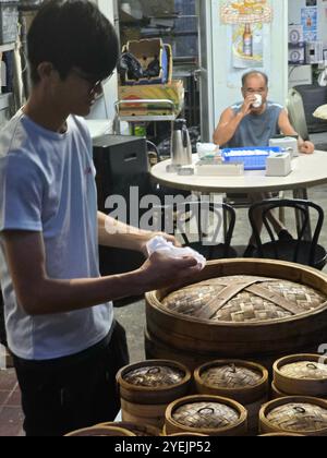 Chinesische Boa-Knödel und andere Frühstücksartikel, die in einem lokalen Restaurant am Ufer in Yung Shue Wan, Lamma Island, Hongkong, verkauft werden. Stockfoto