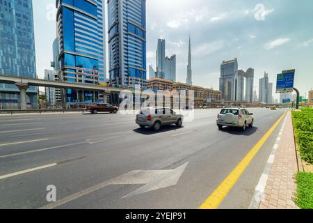 Blick auf die Sheikh Zayed Road in der Innenstadt von Dubai, VAE Stockfoto