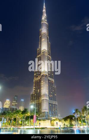 Herrlicher Blick bei Nacht auf den berühmten Burj Khalifa Tower, Dubai Stockfoto