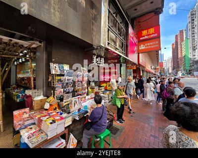 Ein Zeitungs- und Zeitschriftenstand am Metropole-Gebäude an der King's Road in North Point, Hongkong. Stockfoto