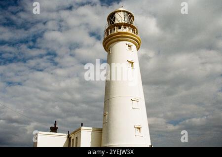 Flamborough Lighthouse, East Yorkshire. Aufgenommen mit einer 35-mm-Filmkamera an einem sonnigen Tag im August. Stockfoto