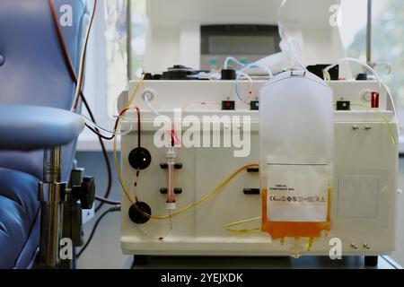 Detaillierte Ansicht der medizinischen Geräte, die im Blutspendeprozess verwendet werden, mit einem Blutbeutel und verschiedenen Röhrchen, die an eine Maschine angeschlossen sind, die für die Verarbeitung von Blutspenden entwickelt wurde Stockfoto