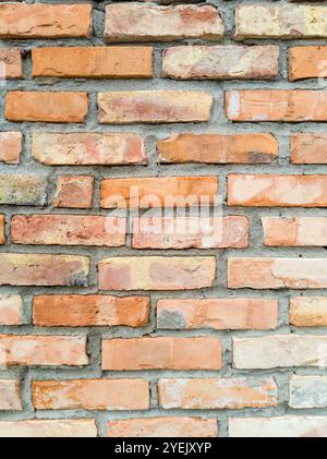 Rustikale Ziegelmauer in Orange und Beige Stockfoto