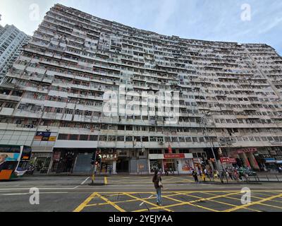 Das Monstergebäude (Yick Fat Building) an der King's Road in Quarry Bay, Hongkong. Stockfoto