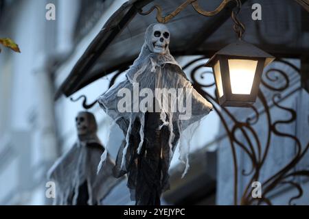DNIPRO, UKRAINE - 30. OKTOBER 2024 - Skelett-Geisterdekorationen und Laternen sind auf der Straße vor Halloween, Dnipro, Ost-Zentral-Ukraine. Stockfoto