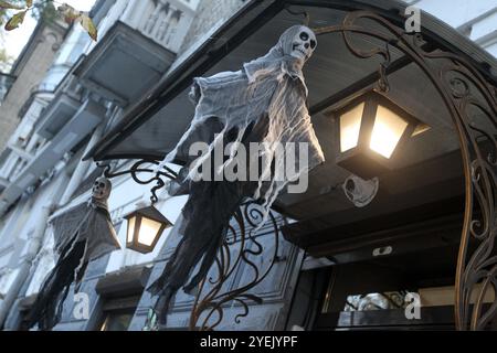 DNIPRO, UKRAINE - 30. OKTOBER 2024 - Skelett-Geisterdekorationen und Laternen sind auf der Straße vor Halloween, Dnipro, Ost-Zentral-Ukraine. Stockfoto
