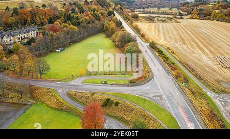 Craigellachie Moray Schottland Herbstfarbene Bäume das Hotel und die A95 Kreuzung mit der A941 Stockfoto