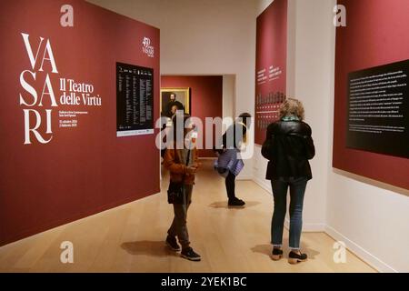 Italien, Arezzo, 31. Oktober 2024: Galerie für moderne und zeitgenössische Kunst, Einweihung der Ausstellung Vasari 'das Theater der Tugenden' (Il Teatro delle Virtu'', gewidmet Giorgio Vasari zum 450. Todestag. Unter den Werken ist auch die Bronze der etruskischen Chimera ausgestellt, die 1553 in Arezzo gefunden wurde. Foto © Daiano Cristini/Sintesi/Alamy Live News Stockfoto