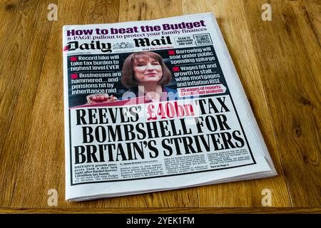 31. Oktober 2024. Die Schlagzeile der Daily Mail lautet Reeves' Steuerbombe in Höhe von 40 Mrd. £ für britische Strivers. Nach dem ersten Budget der Labour-Regierung und der Finanzkanzlerin Rachel Reeves. Stockfoto