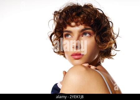 Eine junge Frau zeigt ihre emotionale Tiefe, während sie in einem Studio eine fesselnde Pose anschlägt. Stockfoto