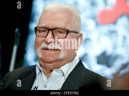 Lech Walesa, ehemaliger polnischer Präsident, spricht, nachdem er am 26. September 2022 in Berlin die Goldene Medaille für Verdienste um Versöhnung und Verständnis unter den Völkern erhalten hat. Stockfoto