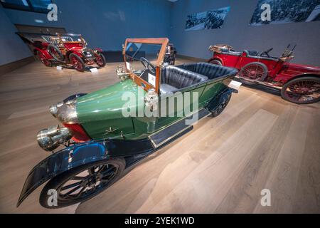 Bonhams, London, Großbritannien. 31. Oktober 2024. Bonhams|Cars jährlicher Golden Age of Motoring Sale präsentiert am 1. November eine exquisite Sammlung von Veteranen und edwardianischen Fahrzeugen. Die Auktion umfasst mehr als 180 Lose mit einer beeindruckenden Auswahl an Automobilien, Fahrrädern und Veteranenautos. Der London-Brighton-Lauf findet am selben Wochenende statt und diese jahrhundertealten Autos bieten eine Gelegenheit für Liebhaber und Sammler gleichermaßen. Bild (Mitte): 1914 Lagonda 11,1 PS Viertürer, geschätzte £17.000-000. Quelle: Malcolm Park/Alamy Live News Stockfoto