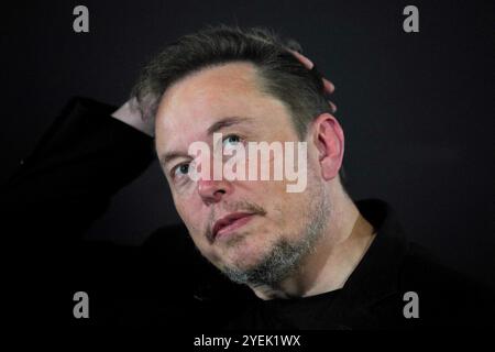 Elon Musk, CEO von Tesla und SpaceX, reagiert auf ein Gespräch mit dem britischen Premierminister Rishi Sunak am Donnerstag, den 2. November 2023 in London. Stockfoto