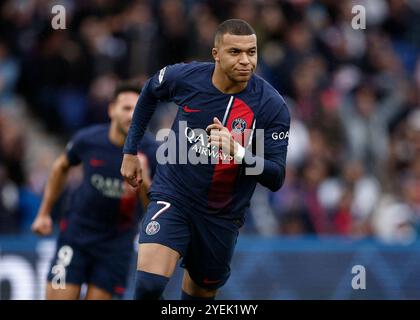 Fußball - Ligue 1 - Paris St Germain / RC Straßburg - Parc des Princes, Paris, Frankreich - 21. Oktober 2023 Paris St Germain's Kylian Mbappe cel Stockfoto