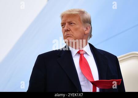 US-Präsident Donald Trump tritt vor der Abreise aus Harlingen, Texas, am 12. Januar 2021 in die Air Force One ein. Stockfoto