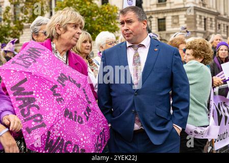 Westminster, London, UK, Oktober 30 2024, Waspi-Frau spricht mit Abgeordneter Steve Witherden bei der Waspi-Demonstration vor dem Parlament, L Stockfoto