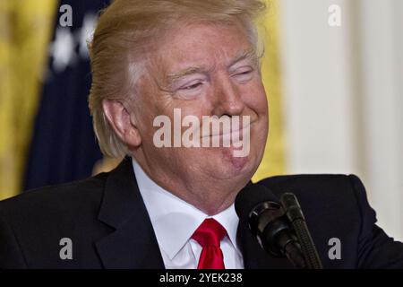 Donald Trump lächelt während einer Pressekonferenz, um Alexander Acosta am 16. Februar 2017 als Nominee des US-Arbeitssekretärs in Washington anzukündigen. Stockfoto