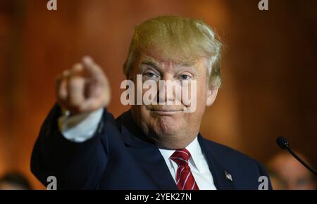 Donald Trump unterzeichnet am 3. September 2015 im Trump Tower, New York, Amerika, ein Treueversprechen der RNC. Stockfoto