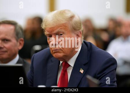 Der ehemalige US-Präsident Donald Trump erscheint am 3. Oktober mit seinen Anwälten im Gerichtssaal für sein Zivilverfahren vor dem Obersten Gerichtshof des Staates New York. Stockfoto