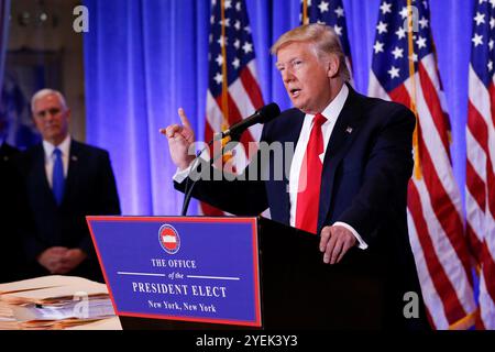 Vice President-elect Mike Pence (L) wird im Hintergrund als US-Präsident-elect Donald Trump spricht während einer Pressekonferenz im Trump Tower, Ma Stockfoto