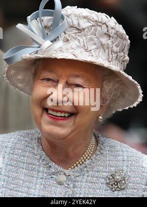 Die britische Königin Elizabeth II. Lächelt, als sie am 15. Mai 2012 durch die Jubilee Road Street Party in Bromley im Süden Londons spaziert. Der Diamant der Königin Stockfoto