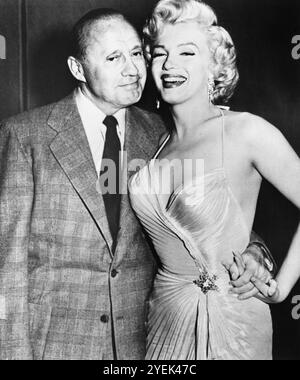 Ein Foto genommen, am 12. Mai 1953 zeigt uns Schauspielerin Marilyn Monroe und Schauspieler Jack Benny im Los Angeles examiner profitieren Weihnachten zeigen. Stockfoto