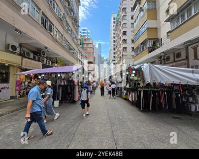 Ein Straßenmarkt in der Parkes Street in Yau Ma Tei, Kowloon, Hongkong. Stockfoto