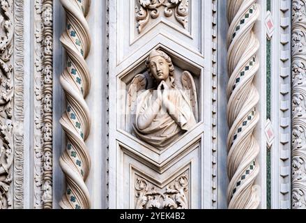 Hohes Relief eines Engelsdetails der Fassade der Kathedrale Santa Maria del Fiore in Florenz Stockfoto